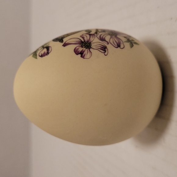 Beautiful Pair of Porcelain Eggs - Picture 4 of 16